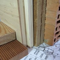Kantholzstück und Betonziegel